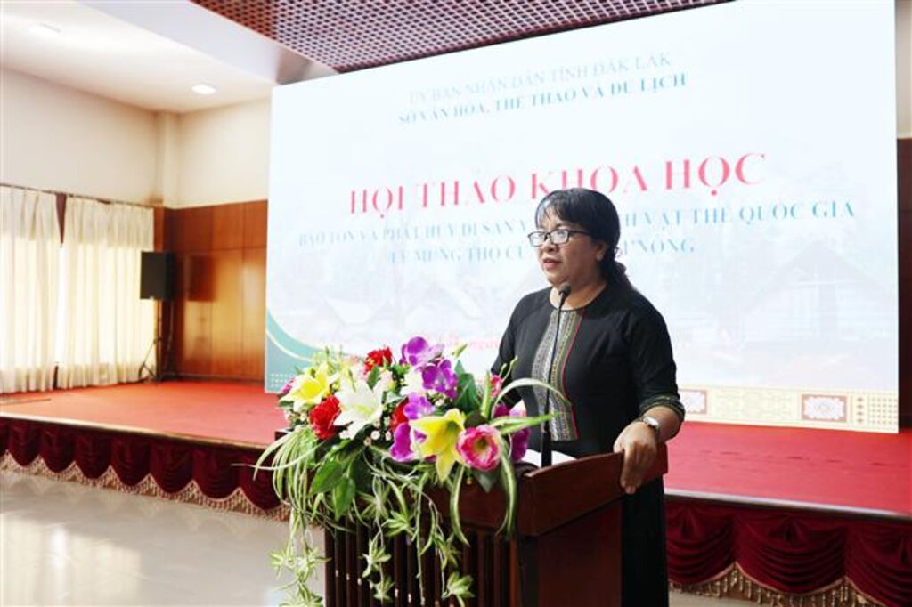 Chủ tịch Hội Văn học Nghệ thuật tỉnh Đắk Lắk Niê Thanh Mai trình bày tham luận
